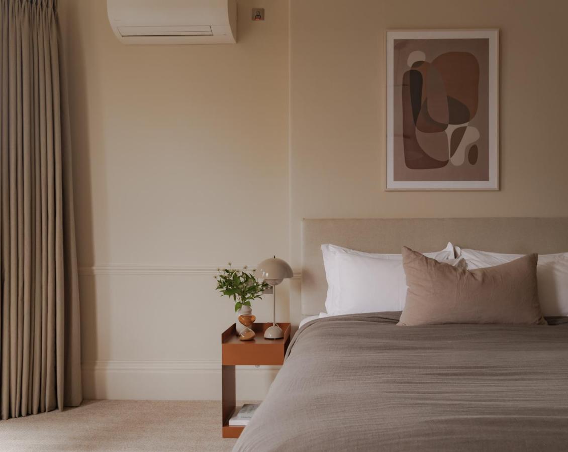 Leighton House - Boutique Guesthouse Bath Zewnętrze zdjęcie A bedroom with a wall mounted air conditioner