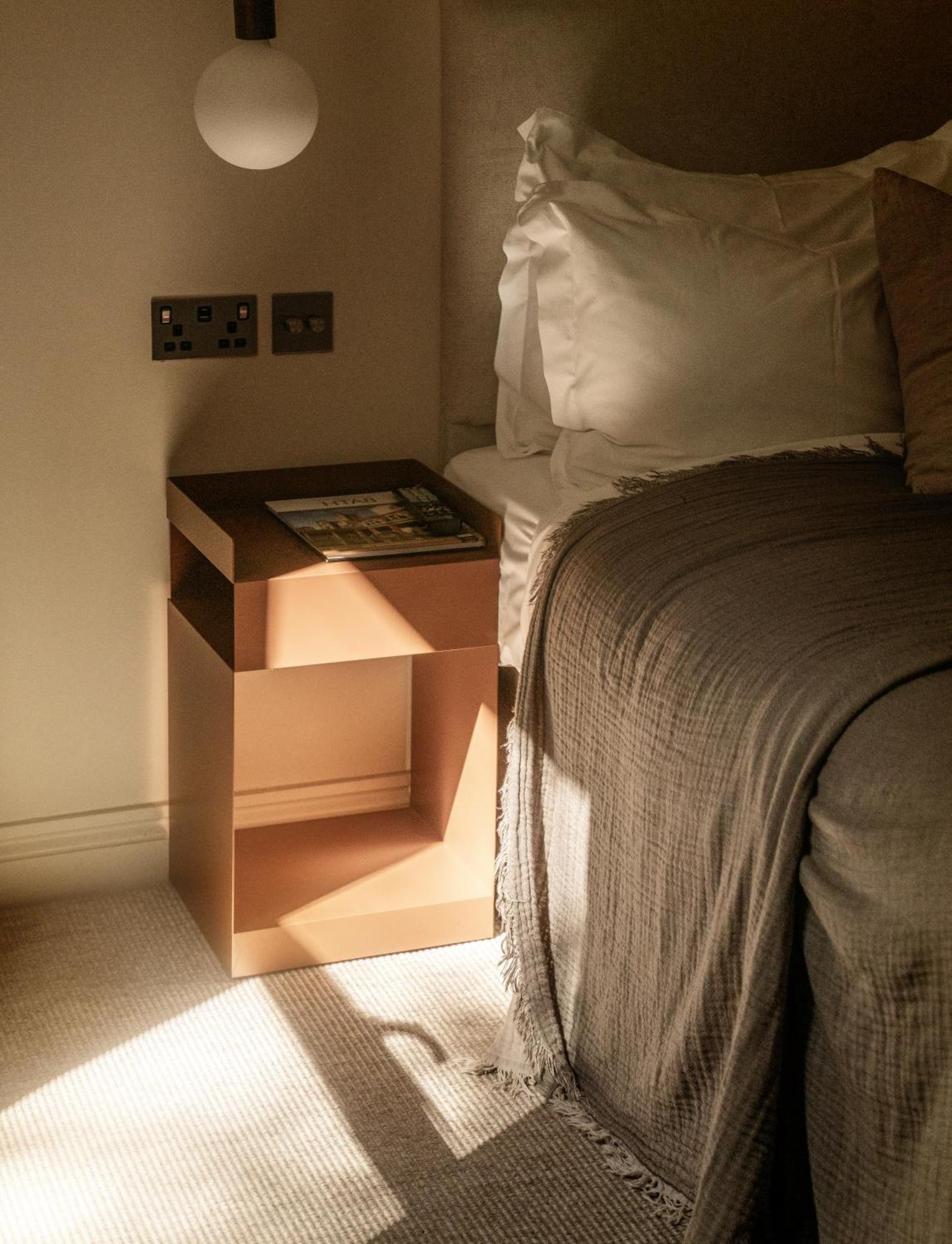 Leighton House - Boutique Guesthouse Bath Zewnętrze zdjęcie A bedside table